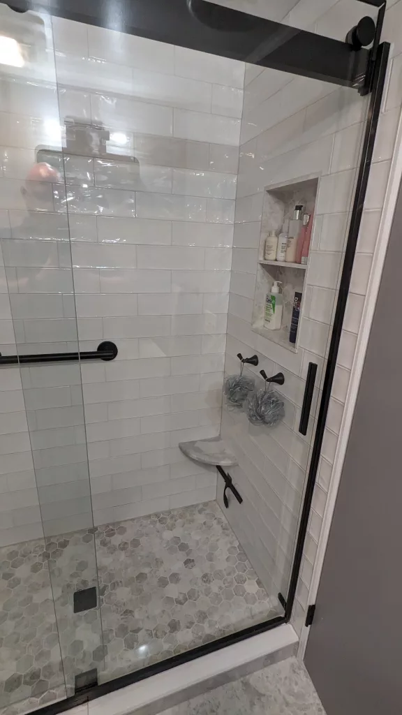 Shower with niche